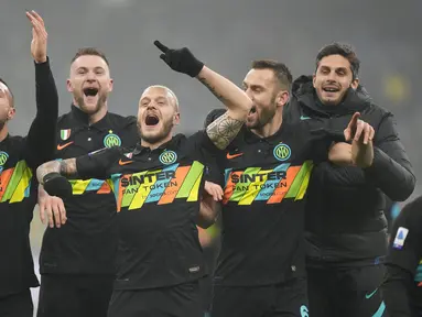 Inter Milan keluar sebagai pemuncak klasemen Liga Italia hingga paruh musim 2021/2022. Memenangkan laga terakhir sebelum libur musim, Nerazzurri berhasil menambah pundi-pundi angkanya menjadi 46 poin. (AP/Luca Bruno)