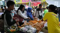 Warga memilih makanan untuk berbuka puasa di Pasar Takjil Benhil, Jakarta, Senin (29/5). Pasar Takjil Benhil yang ada setiap bulan Ramadan tersebut dipadati warga yang membeli makanan untuk berbuka puasa. (Liputan6.com/Gempur M Surya)