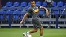 Penyerang Inter Milan,  Alexis Sanchez mengontrol bola saat mengikuti sesi latihan di Veltins-Arena di Gelsenkirchen, Jerman, Selasa, (4/8/2020). Inter Milan akan bertanding melawan  Getafe pada babak 16 besar Liga Europa di Veltins Arena. (Lars Baron/Pool via AP)