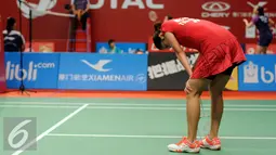 Pebulutangkis tunggal putri Thailand, Ratchanok Intanon tertunduk menahan sakit saat berlaga melawan Lindaweni Fanetri (Indonesia) di Total BWF Championships 2015 di Jakarta, Kamis (13/8/2015). (Liputan6.com/Helmi Fithriansyah)