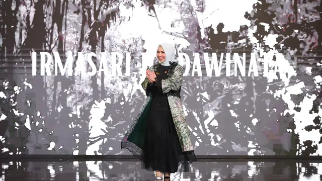 Selaras Wastra Echoes of Borneo: Ketua Dekranasda Provinsi Kalimantan Selatan Tampil Anggun dalam Balutan Sasirangan