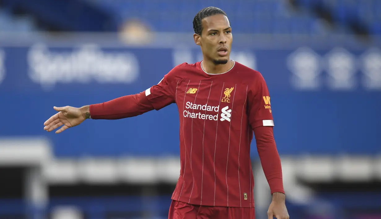 Bek Liverpool, Virgil van Dijk, tampak kecewa usai gagal mengalahkan Everton pada laga Premier League di Stadion Goodison Park, Minggu (21/6/2020). Laga Derbi Merseyside edisi ke-236 itu berakhir 0-0. (AFP/Jon Super)