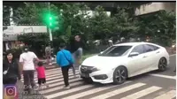 Penjalan kaki naik ke atas mobil (polantasindonesia)