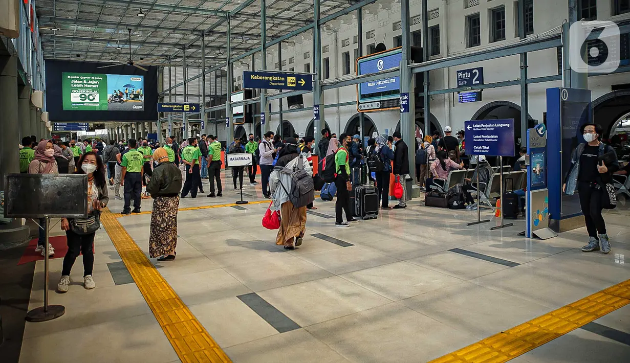 Sejumlah calon penumpang menunggu keberangkatan kereta di Stasiun Pasar Senen, Jakarta, Jumat (24/12/2021). PT Kereta Api Indonesia (KAI) menambah jumlah kereta jarak jauh selama libur Natal dan Tahun Baru. (Liputan6.com/Faizal Fanani)