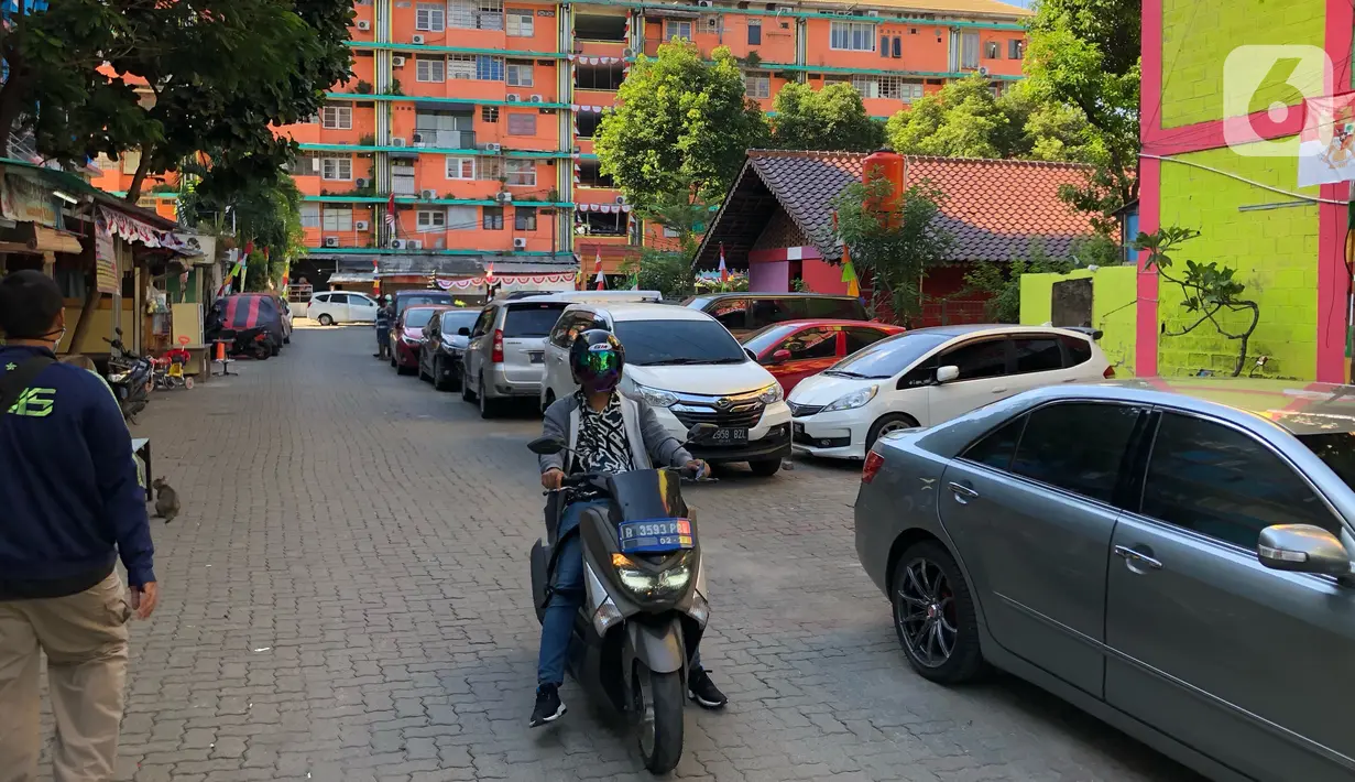 Warga beraktivitas di sekitar Rusun Petamburan, Jakarta, Jumat (21/8/2020). Pelaksana Tugas (Plt) Kepala Dinas PRKP DKI Jakarta, Sarjoko mengatakan Dinas Perumahan Rakyat dan Permukiman (PRKP) DKI Jakarta akan membangun 10 rusunawa baru tahun 2020 ini. (Liputan6.com/Immanuel Antonius)