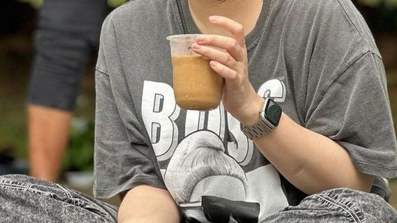 Seperti inilah salah satu potret terbaru Nathalie Holscher dengan tampilan kasual yang diunggah di kanal Instagram pribadinya. Di sana, ia tampak begitu santai saat menkmati kopi di tangannya.