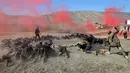 Para perwira Peshmerga melakukan latihan saat mengambil bagian dalam upacara kelulusan di Kota Soran, Irak, Rabu (16/10/2019). Latihan pasukan bersenjata Kurdi tersebut dilakukan sekitar 100 kilometer timur laut ibu kota otonomi wilayah Kurdi di Irak, Arbil. (SAFIN HAMED/AFP)