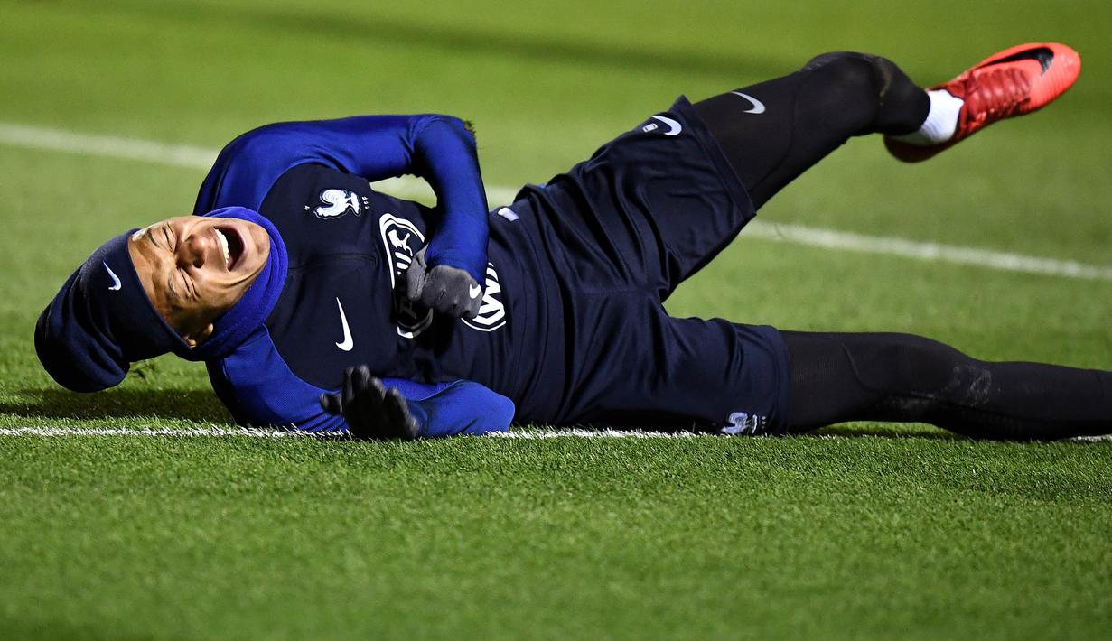 Striker Prancis, Kylian Mbappe, tampak bahagia usai berhasil mencetak gol saat sesi latihan jelang laga persahabatan di Paris, Selasa (7/11/2017). Prancis akan berhadapan dengan Jerman dan Wales. (AFP/Franck Fife)