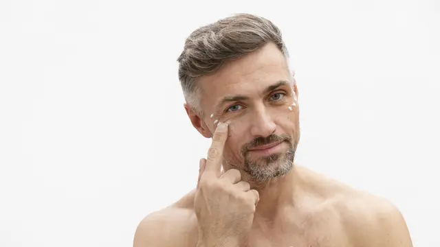 Ilustrasi pria menggunakan sunscreen.