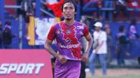 Slamet Sampurno merasa bersyukur bisa memperkuat Persik Kediri. (Bola.com/Robby Firly)