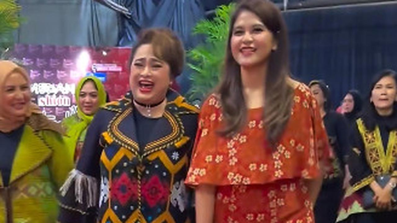 Saat di lokasi, Kahiyang nampak hadir dalam balutan pakaian cantik berwarna oranye. <br>