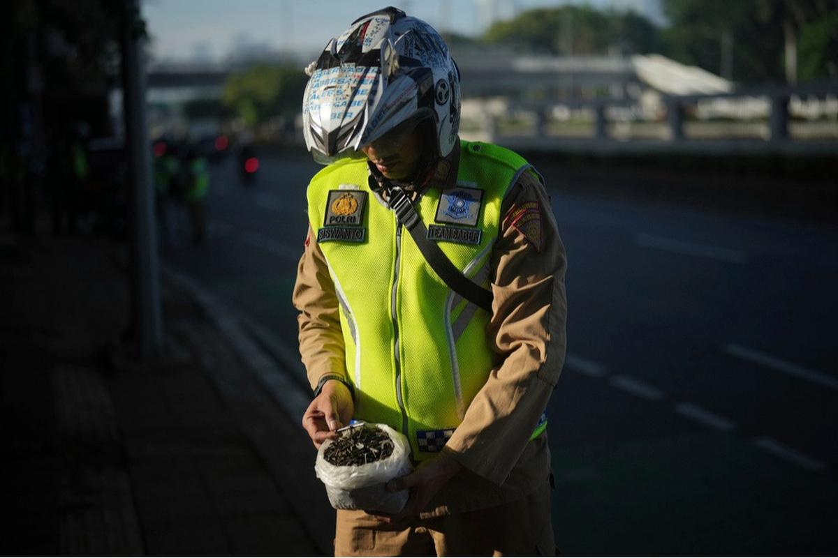 Aksi Tim Saber bersihkan paku di jalanan Jakarta