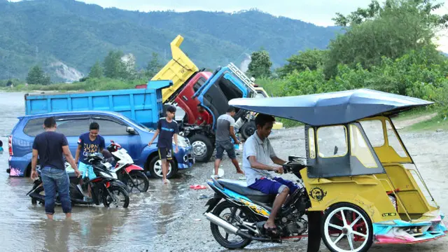 Sungai di Gorontalo Jadi Tempat Pencucian Mobil Gratis
