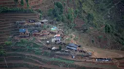 Kondisi rumah-rumah warga dilihat dari udara di Dhading, Nepal, Jumat (30/4/2015). Pasca-gempa 7,9 SR, kawasan pedalaman Nepal mulai disentuh tim penyelamatan dan bantuan makanan. (REUTERS/Danish Siddiqui)
