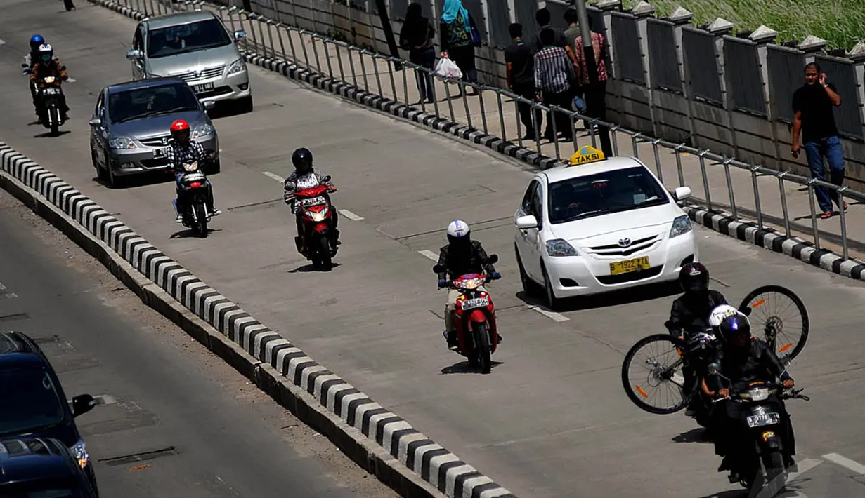 Pemprov DKI Jakarta berencana memperluas area pelarangan sepeda motor melintas hingga Bundaran Senayan, Jakarta, Jumat (9/1/2015). (Liputan6.com/Johan Tallo)