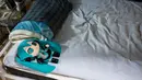 Boneka aktris virtual, Hatsune Miku yang mengenakan cincin kawin tergelat di atas tempat tidur milik seorang pria Jepang, Akihiko Kondo di Tokyo, 10 November 2018. Kondo memutuskan menikah dengan boneka anime pada 4 November lalu. (Behrouz MEHRI/AFP)