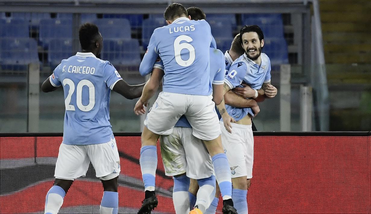 Gelandang Lazio, Luis Alberto (kanan) merayakan gol kedua timnya ke gawang AS Roma bersama rekan setim dalam laga lanjutan Liga Italia Serie A 2020/21 pekan ke-18 di Olympic Stadium, Roma, Jumat (15/1/2021). Lazio menang 3-0 atas AS Roma. (AFP/Filippo Monteforte)