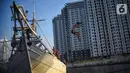 Seorang anak melompat dari atas kapal yang tengah bersandar di Pelabuhan Sunda Kelapa, Jakarta, Senin (6/7/2020). Mereka memanfaatkan waktu libur sekolah dengan bermain lompatan sambil berkumpul bersama teman-teman. (Liputan6.com/Fery Pradolo)