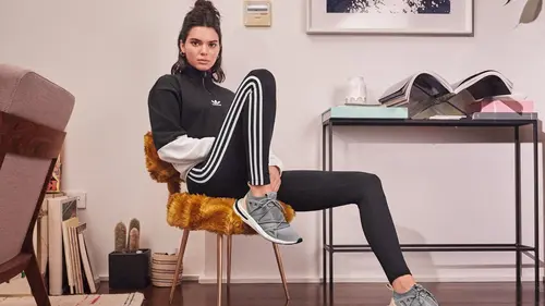 Tampil Energik Kendall Jenner Ciptakan Desain Sneakers Adidas Arkyn Fashion Fimela