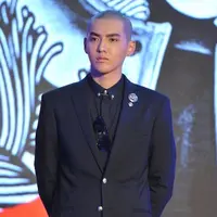 Kris eks EXO saat ini menjadi sorotan publik Korea setelah ia muncul dengan penampilan terbarunya. (via news.nate.com)