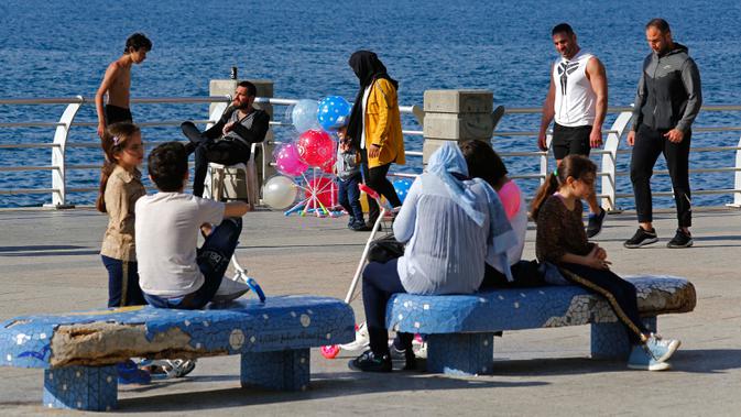 Orang-orang menikmati waktu senggang di Beirut, Lebanon, pada 3 Mei 2020. Lebanon telah mengurangi langkah-langkah mobilisasi umum dengan mengizinkan restoran untuk melayani sejumlah kecil pelanggan mulai 4 Mei dan menerapkan jam operasional untuk sektor-sektor lainnya. (Xinhua/Bilal Jawich)