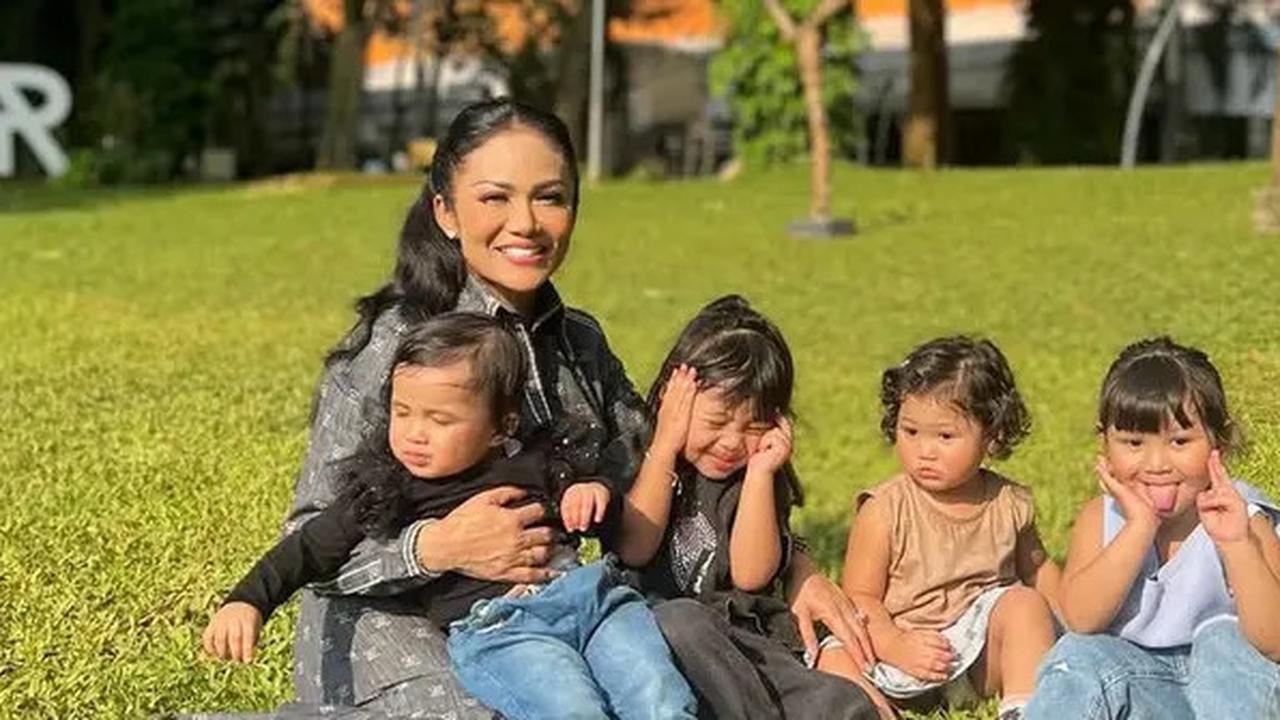 6 Potret Anak-Anak Aurel Hermansyah saat Diajak Krisdayanti Keliling Jakarta Naik MRT, Ameena Pakai Dress Harga Rp10 Juta