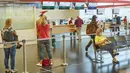 Para penumpang menunggu di Bandara Internasional Wina di Wina, Austria, pada 15 Juli 2020. Jumlah volume penumpang di Bandara Internasional Wina selama periode Januari hingga Juni 2020 turun 65,3 persen ke angka 5,1 juta. (Xinhua/Georges Schneider)