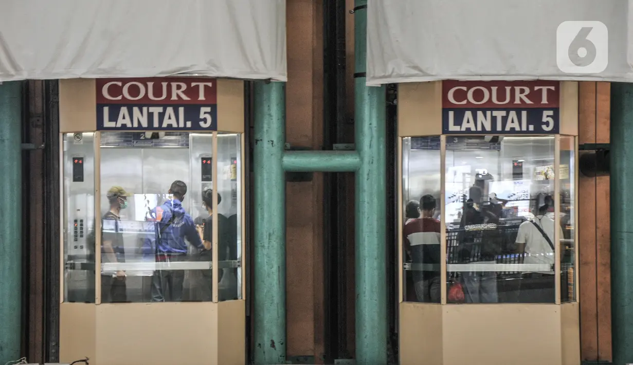 Pedagang menaiki lift saat mengunjungi ITC Cempaka Mas, Jakarta, Rabu (4/8/2021). Selain pembatasan pengunjung dan pemberlakuan wajib vaksin, pengelola ITC Cempaka Mas juga membatasi maksimal 3 orang yang menjaga toko. (merdeka.com/Iqbal S Nugroho)