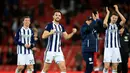 Para pemain West Bromwich Albion merayakan kemenangan usai mengalahkan Liverpool pada babak keempat Piala FA di stadion Anfield, Inggris (27/1). Liverpool takluk dari West Bromwich Albion 3-2. (AFP Photo/Paul Ellis)