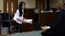 Jessica Kumala Wongso berbincang dengan penasehat hukumnya jelang sidang ke-31 kasus pembunuhan Wayan Mirna Salihin di PN Jakpus, Kamis (20/10). Dalam duplik atas replik jaksa, Jessica kembali mencurahkan isi hatinya. (Liputan6.com/Helmi Afandi)