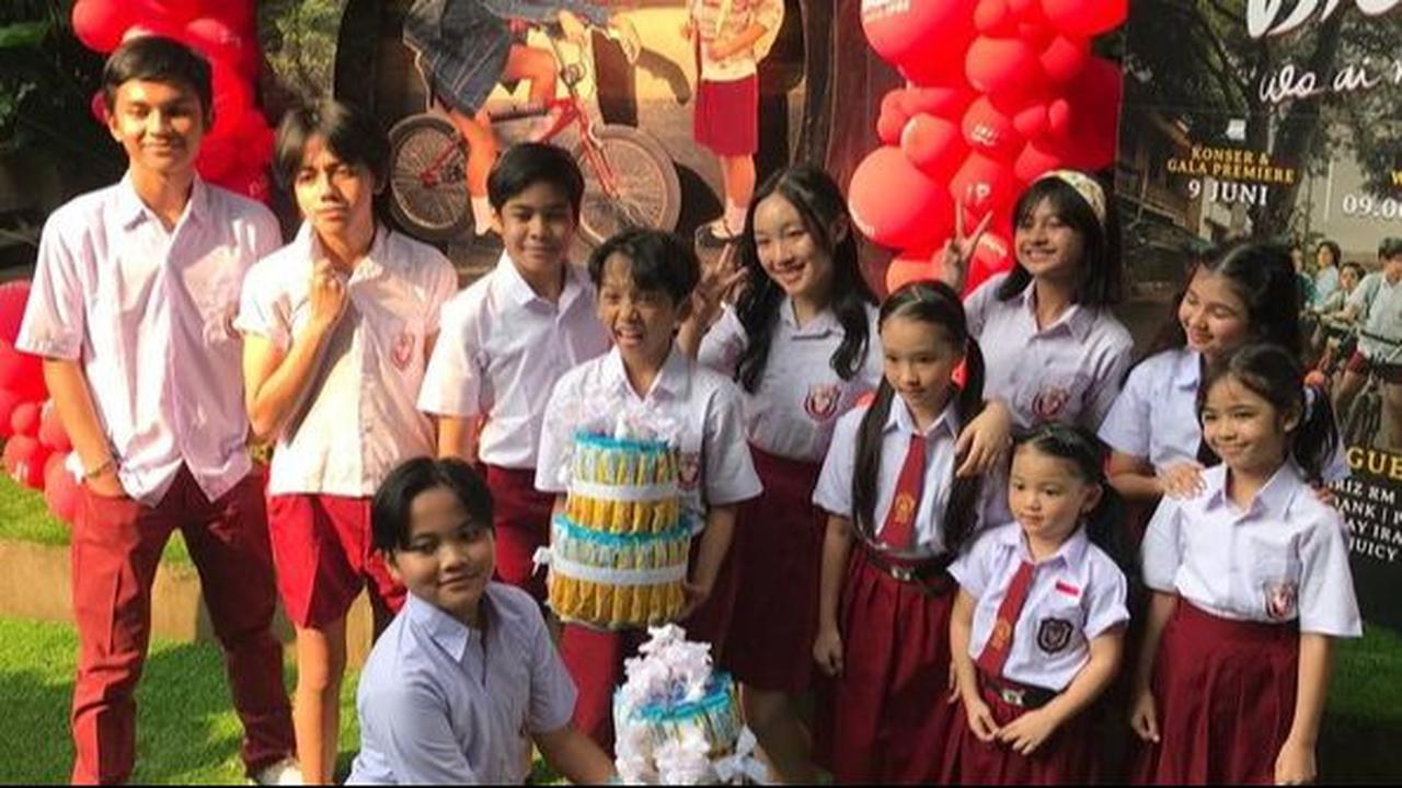 8 Potret Gemas Anak Artis Nonton 'DILAN 1983: WO AI NI' dalam Seragam SD, Ada Cipung Hingga Arsy Hermansyah!