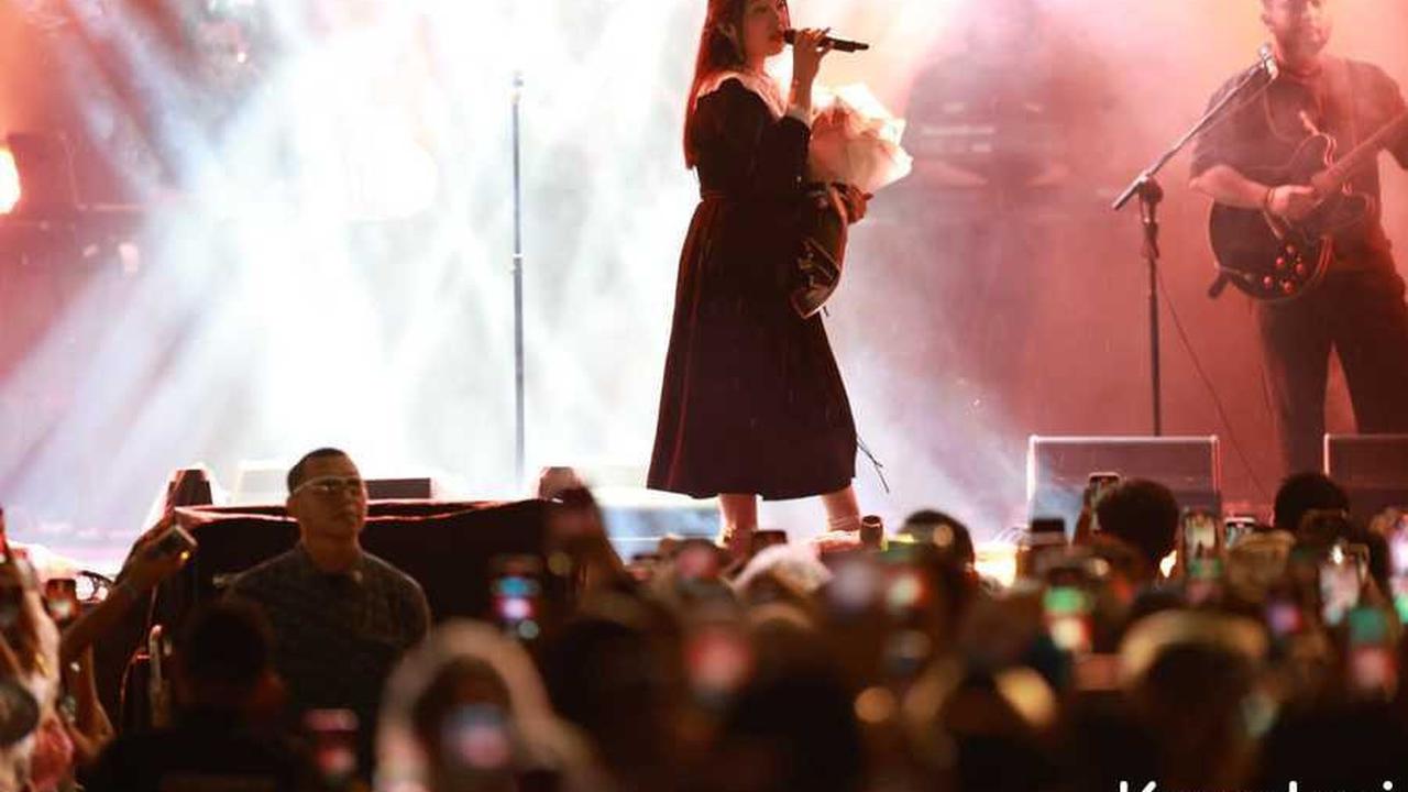 Bernadya Dapat Bunga Dari Penonton KapanLagi Buka Bareng BRI Festival 2025