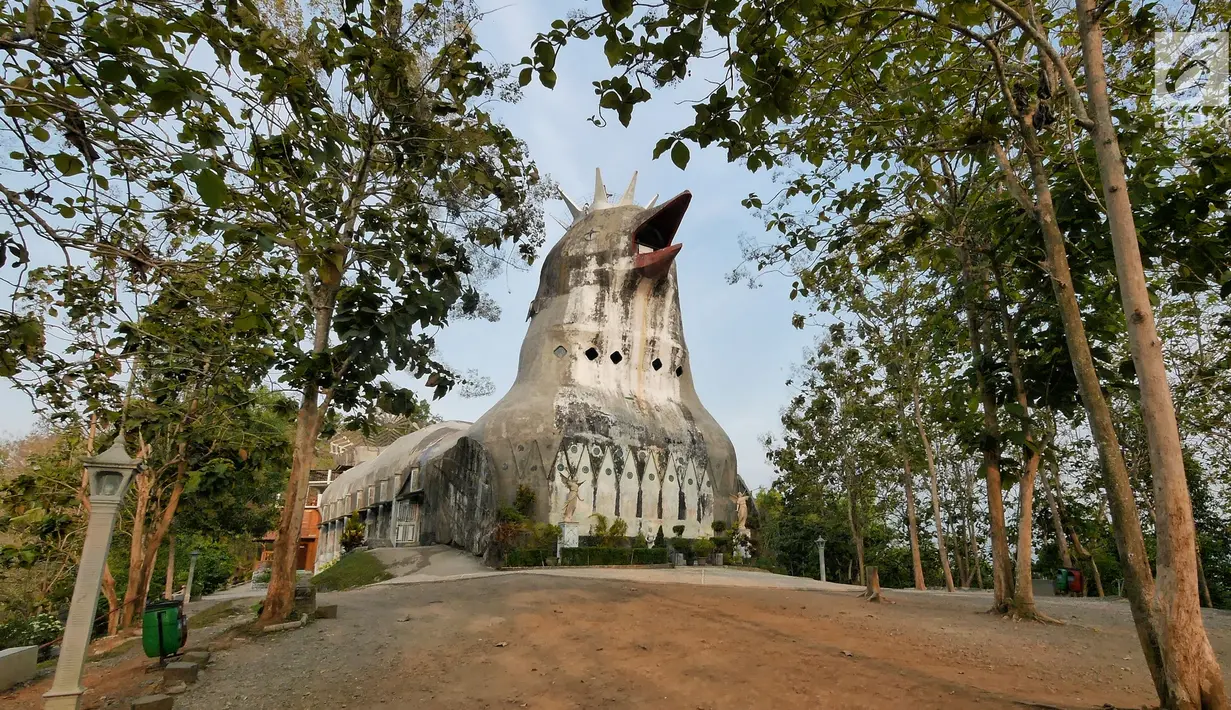 Penampakan Gereja Ayam di Bukit Rhema, Magelang, Jawa Tengah, Jumat (19/10). Bukit Rhema merupakan tempat wisata religi yang masyarakat lebih mengenalnya sebagai Gereja Ayam. (Liputan6.com/Herman Zakharia)