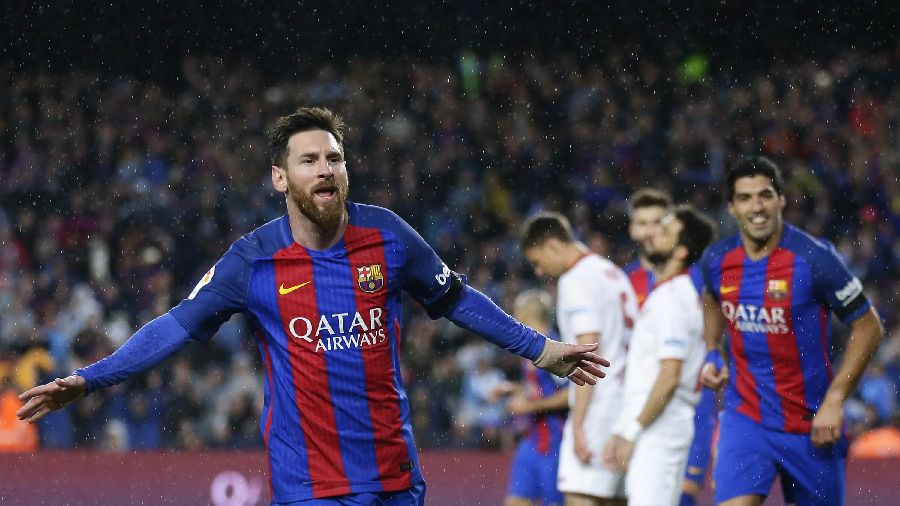 Striker Barcelona, melakukan selebrasi usai mencetak gol saat pertandingan melawan Sevilla pada Lanjutan liga Spanyol di Stadion Camp Nou, Rabu (5/4/2017). Barcelona mengakhiri laga dengan keunggulan 3-0 atas Sevilla. (AP/Manu Fernandez)