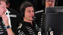 Kepala tim dan CEO Mercedes asal Austria, Toto Wolff (C), melihat layar di garasi selama sesi latihan ketiga GP F1 Australia di Sirkuit Albert Park di Melbourne pada 7 Maret 2026. (WILLIAM WEST/AFP)