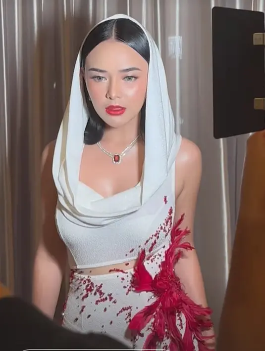 Amanda Manopo tampil dengan gaun berkerudung putih dan detail cutout di perut. Potongan tinggi di bagian rok bikin Amanda Manopo terlihat seksi [@yenty_tan]