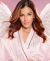 Tasya Farasya tampil bak Victoria's Secret Angel dengan sayap bulu putih dan bath robe bergaris pink-putih berlis hitam. Ia menyebut supermodel Adriana Lima menjadi inspirasi makeup look-nya, yaitu glam nude pink dengan kulit glowy dan bibir glossy yang menawan. [@tasyafarasya]