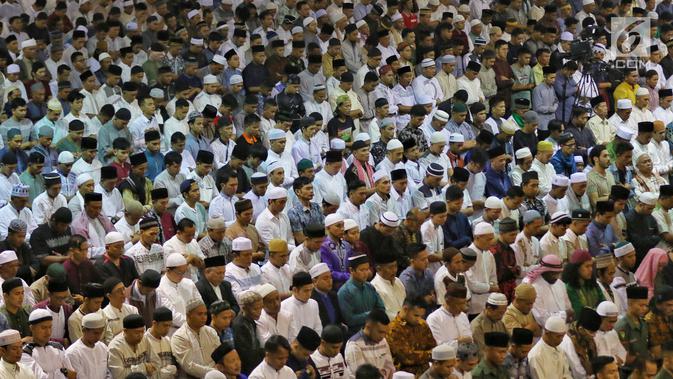 Umat muslim melaksanakan salat Idul Fitri di Masjid Istiqlal, Jakarta, Rabu (5/6/2019). Salat Idul Fitri di Masjid Istiqlal diikuti oleh ribuan umat muslim. (Liputan6.com/JohanTallo)