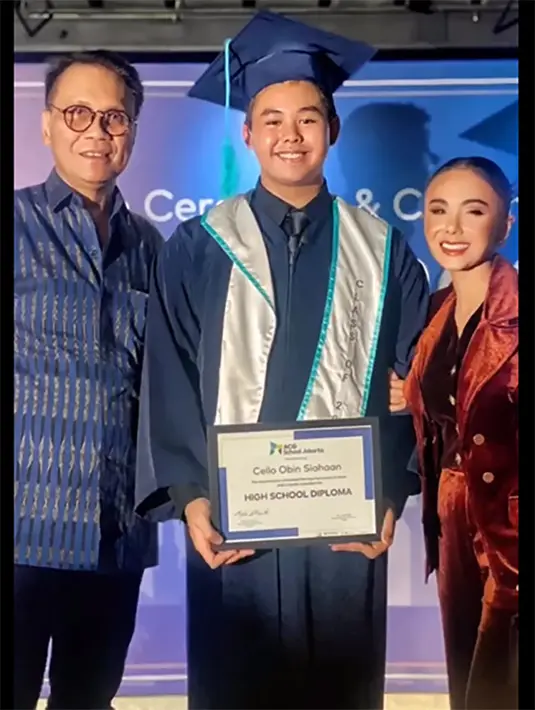 Kebahagiaan begitu terpancar dari Cello di momen bersejarahnya, ia didampingi oleh kedua orang tua. [Instagram/yunishara36]