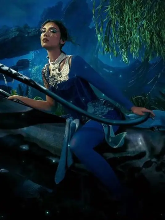 Cosplay jadi Tsireya, Haico tampil menawan pakai corset top di atas macrame high top. Ditambah riasan nuansa biru dengan aksen freckles putih yang khas. @yessica.riany.