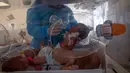 Bayi-bayi tersebut dievakuasi dari kompleks Al Shifa setelah rumah sakit tersebut dibombardir militer Israel. (AP Photo/Fatima Shbair)