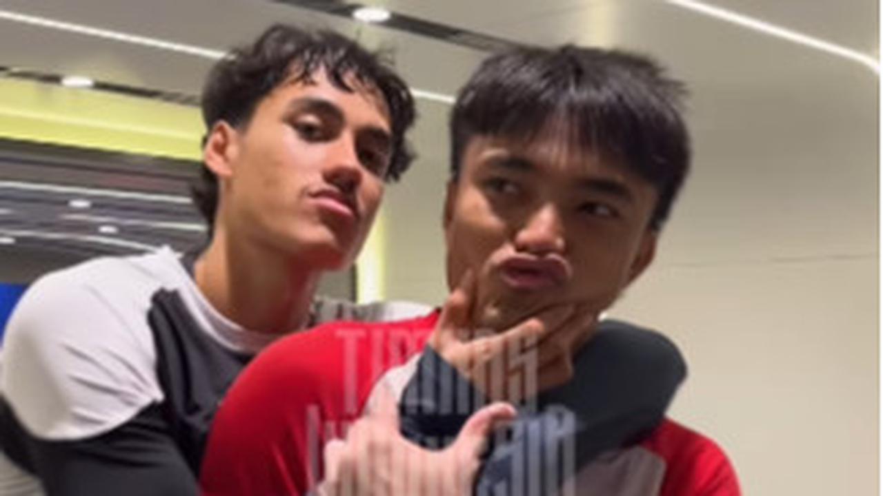 Momen Akrab Rafael Struick Bersama Personel Timnas