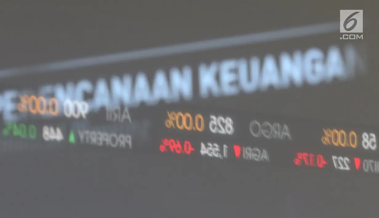 Layar monitor pergerakan saham di gedung Bursa Efek Indonesia, Jakarta, Rabu (2/1). Indeks Harga Saham Gabungan (IHSG) pada pembukaan perdagangan saham 2019 menguat 10,4 poin atau 0,16% ke 6.204. (Liputan6.com/Angga Yuniar)