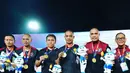 Sahari Gultom (dua dari kanan) bersama tim pelatih Timnas Indonesia U-22 yang lain setelah meraih medali emas di SEA Games 2023.