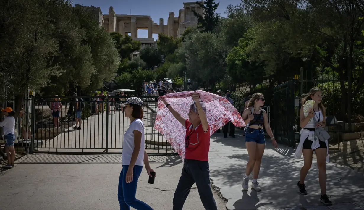 Suhu udara di negara Mediterania itu diperkirakan akan mencapai 43C pada hari Kamis, yang disebabkan oleh angin selatan yang membawa udara panas dari Afrika Utara. (STRINGER / AFP)