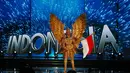 Wakil Indonesia, Kezia Warouw saat menampilkan kostum nasionalnya di sesi Preliminary Show Miss Universe 2016 di Mall of Asia Arena, Manila, Kamis (26/1). Kezia bertransformasi sebagai burung garuda dengan kostum bernuansa emas. (AP Photo/Bullit Marquez)