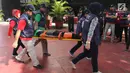 Sejumlah tenaga medis membawa atlet Asian Games 2018 selama simulasi penanganan cedera di Kantor Kemenkes, Jakarta, Rabu (4/4). Simulasi ini melibatkan sejumlah dokter, perawat, dan fisioterapis.  (Liputan6.com/Arya Manggala)