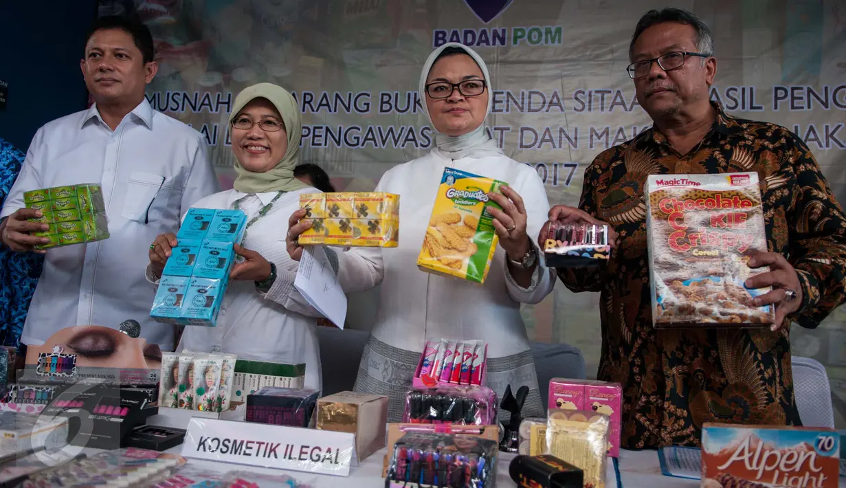 Kepala Badan POM RI  Penny K. Lukito menunjukkan kosmetik dan makanan ilegal sebelum dimusnahkan di Balai Besar POM Jakarta, Selasa (2/5). Pemusnahan secara simbolis dilakukan secara langsung oleh Penny K. Lukito (Liputan6.com/Gempur M Surya)