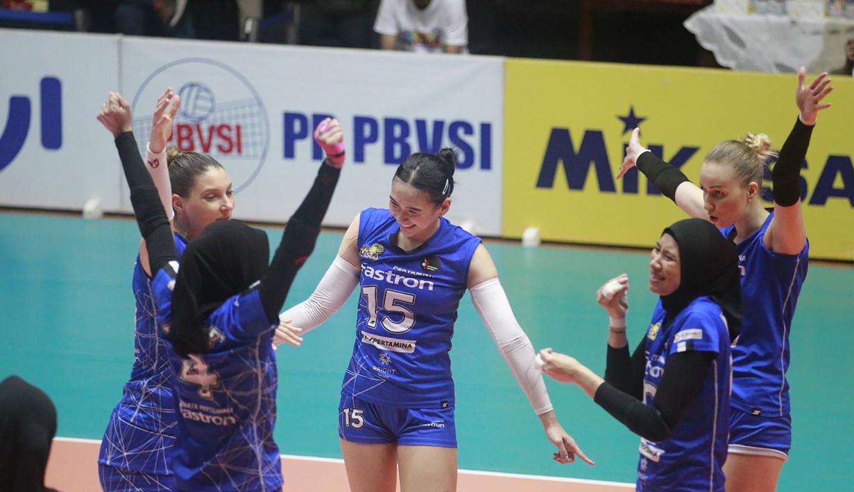 Para pemain Jakarta Pertamina Fastron melakukan selebrasi setelah mencetak poin saat menghadapi Gresik Petrokimia Pupuk Indonesia pada laga Final Four Proliga 2023 di GOR Tri Dharma, Gresik, Jawa Timur, Jumat (24/2/2023). Jakarta Pertamina Fastron kalah 1-3 (25-23, 14-25, 19-25 dan 19-25). (Dok. Proliga 2023)