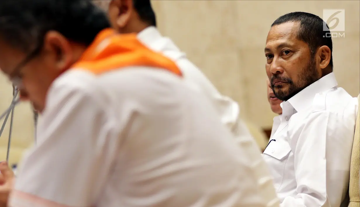 Dirut Perum Bulog Budi Waseso atau Buwas (kanan) saat mengikuti Rapat Kerja (Raker) dengan Komisi IV DPR di Jakarta, Kamis (13/9). Raker juga membahas tentang evaluasi pelaksanaan APBN 2018 dan RAPBN 2019 Perum Bulog. (Liputan6.com/JohanTallo)